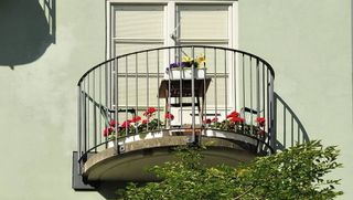 Renoverad balkong på ett grönt hus i Göteborg